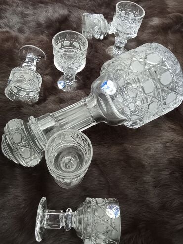 Digər dəstlər və servizlər: Büllur içki dəsti - Tərkibi: 1 ədəd qapaqlı qrafin + 6 ədəd balaca — 10
