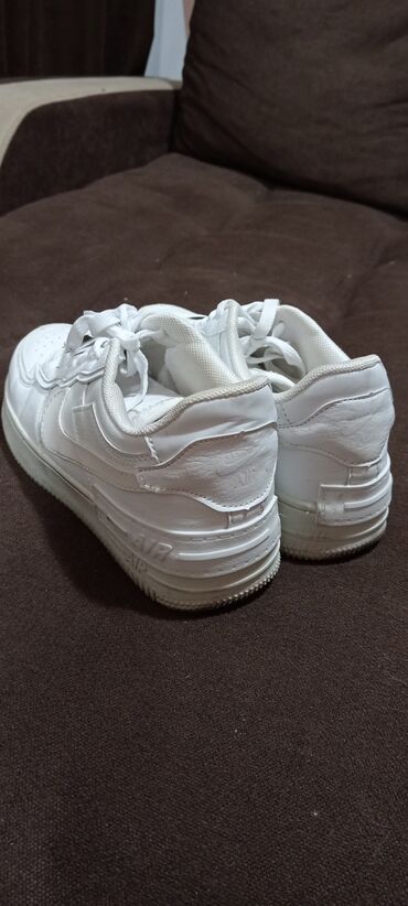 Sneakers & Athletic shoes: 39, color - White