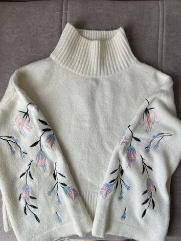 вязаные свитера: Женский свитер