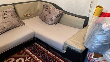угловые диваны раскладные: Угловой диван, цвет - Бежевый, Б/у