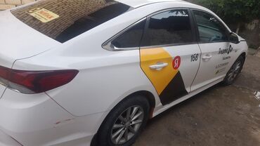 машина тойота камри: Автомобиль Hyundai Sonata белого цвета с символикой сервиса такси
