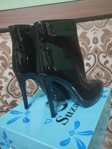 женские зимние обувь: Туфли 39, цвет - Черный