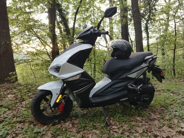 lidl zastita za auto: Skuter crno-bele boje sa sportskim dizajnom. Karakteriše ga prednja