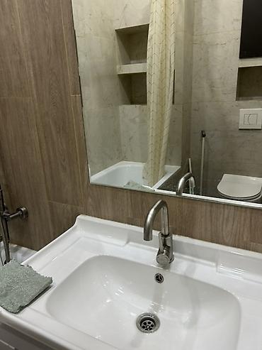 silver kitchen: Кухня-столовая и прихожая со встроенной техникой и мебелью — 5