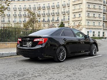 audi quattro: Toyota Camry (VII nəsil, təxminən–2014 üslubu) – sedan, qara rəng — 5