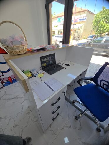 ikinci əl mebelər: Reception stolu, 3 ədəd siyitmesi var