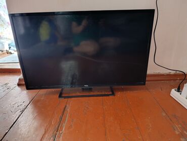 Телевизоры: Телевизор TCL с плоским экраном. Подходит для просмотра телепередач