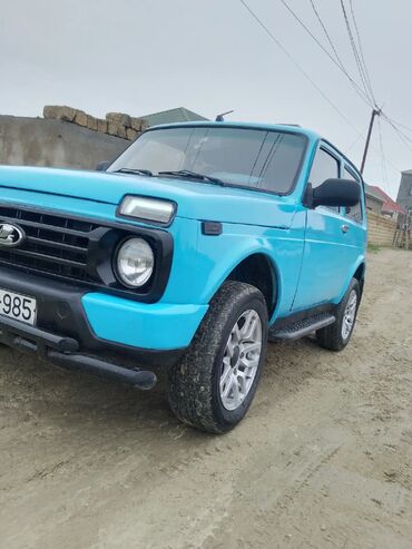 VAZ (LADA): LADA Niva (klassik kuzov) – parlaq mavi rəngdə, şəhər və off-road üçün — 12