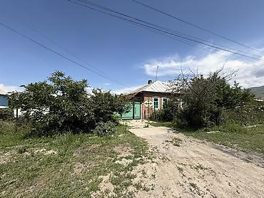 Продажа коттеджей и домов: 🏡 Продаётся дом в г. Каракол! 📍 Адрес: ул. Московская, угловой — 4