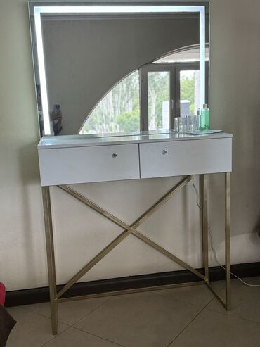 туалетный столик с зеркалом: Комод Уктоочу бөлмөгө, Косметика үчүн, Күзгүсү менен, Жаңы