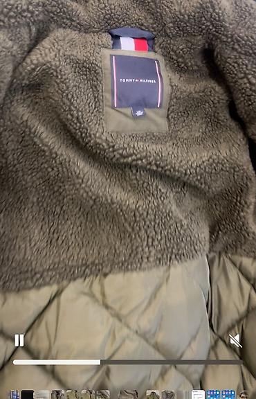 qiş: Tommy Hilfiger kişi parkası – zeytun/xaKi rəngdə, kapüşonlu, uzun — 2