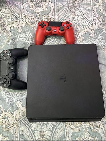 Video oyunlar və konsollar: PS4 slim 1tb Di ustunde ancaq 2disk verilir gta 5 birde fifa 24 Obirsi — 1