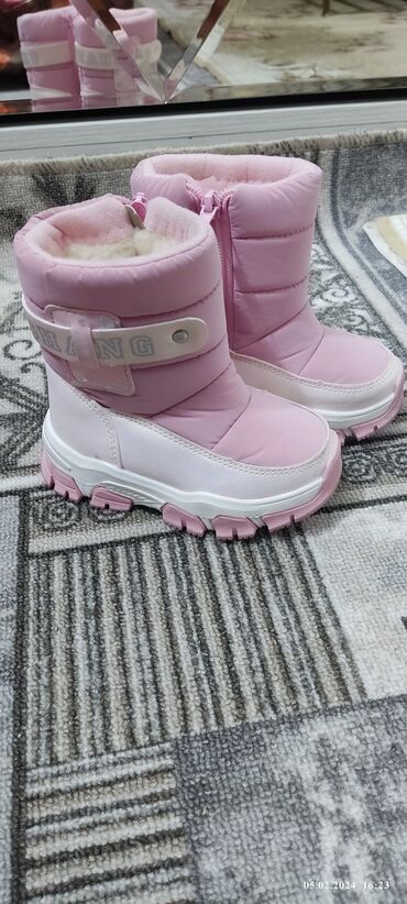 детские обуви: Продаётся зимняя детская обувь . Очень теплые . Ни разу не одевались!
