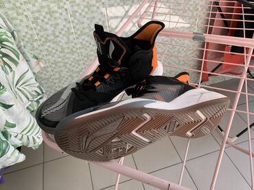 обувь лининг: Кроссовки баскетбольные Lining
В отличном состоянии
