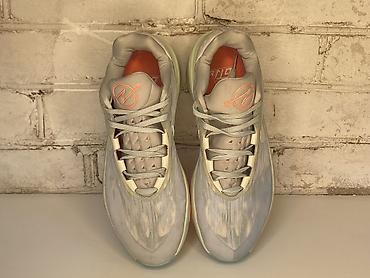 x elite: 🟣⚪ Первая пара (фиолетово-зелёные) Это линейка Nike KD (Kevin Durant) — 2