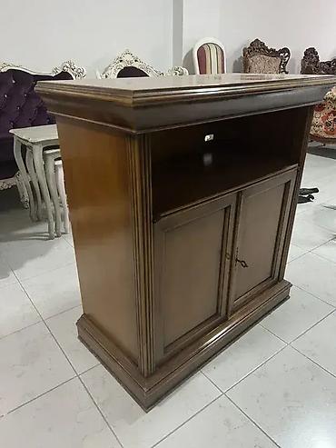 lenjivac sid: Stilska komoda Komoda je u dobrom stanju. 🌟 Dimenzije: Širina: 82 — 3