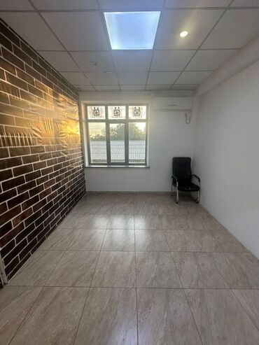 купить участок под бизнес в бишкеке: 9 мкр Сдается офис Площадь: 13м2 Этаж: Промежуточный свободно 2