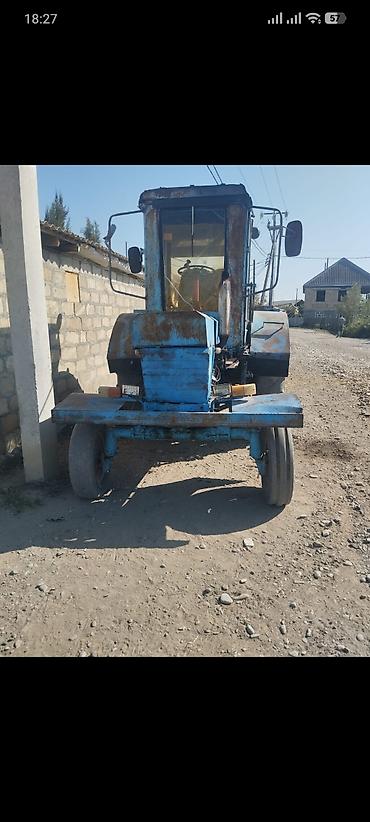 cənazə maşınları: Mavi rəngli MTZ tipli təkərli traktor və qoşqu - Kabinəli, şüşəli MTZ — 3