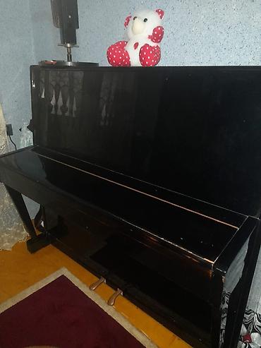 Ağac korpuslu, laklı qara rəngdə akustik şaquli piano. Klassik upright