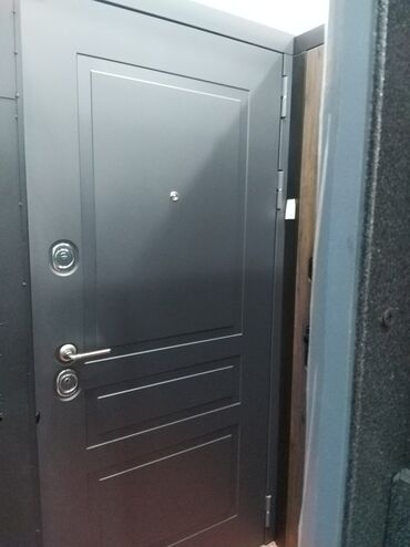 qapi ucun vinil: Qapı, ev və ya ofis üçün etibarlı və davamlı seçimdir. Qara rəngi və