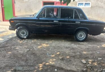 Bu, dörd qapılı qara rəngli sedan avtomobilidir. Avtomobilin kənardan