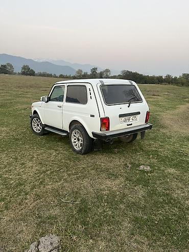 reduktor 1:3: Ağ rəngli LADA Niva 4x4 təqdim olunur. Klassik və tanınan kuzov — 3
