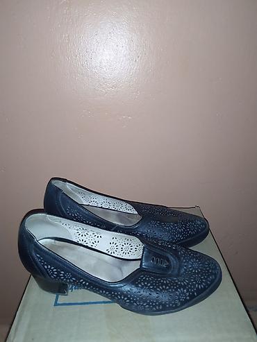 Продавцы-консультанты: Эти все женские обуви восемь пар за 5000 сом все в хорошем состоянии — 25