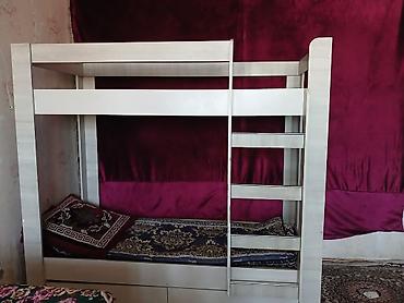 bunk bed: Двухъярусная кровать из ЛДСП светлого оттенка. - Компоновка: нижний и — 4