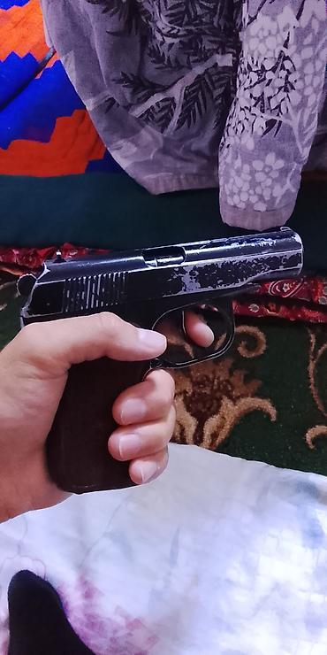 Пневматический пистолет в компактном корпусе, внешне выполнен в стиле