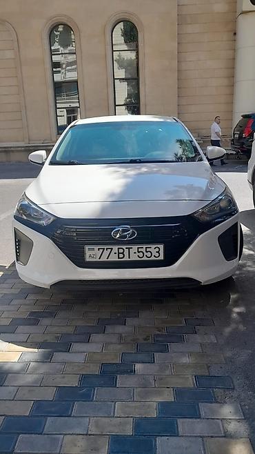 Ağ rəngli müasir sedan Xüsusiyyətlər: - Geniş və aerodinamik kuzov
