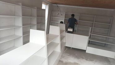 мебель для кафе и ресторанов: Набор торговых стеллажей белого цвета, предназначенный для организации