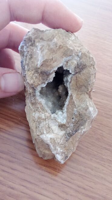 Kristali i minerali: Prirodni mineralni uzorak sa raznim bojama, uključujući plave, zelene — 19