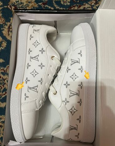 кольцо с бриллиантом бишкек цена: Мужские кроссовки, 42, Louis Vuitton, Новый, цвет - Белый, Самовывоз