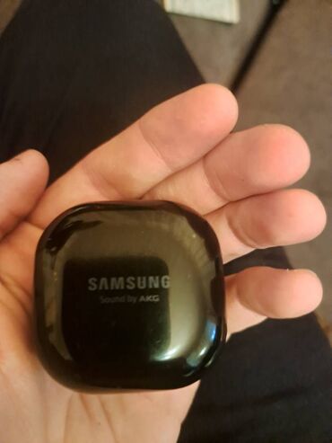 samsung buds live: Samsung Buds live sol qulaqini aliram Nümune olaraq sekli paylasacam