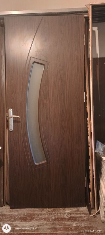 Otaq qapıları: Qəhvəyi rəngdə, müasir dizaynlı qapı. Qapının üzərində dekorativ xətt