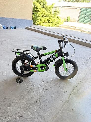 4 момс: Детский велосипед BMX, размер колёс примерно 14". Яркий чёрно‑зелёный — 1