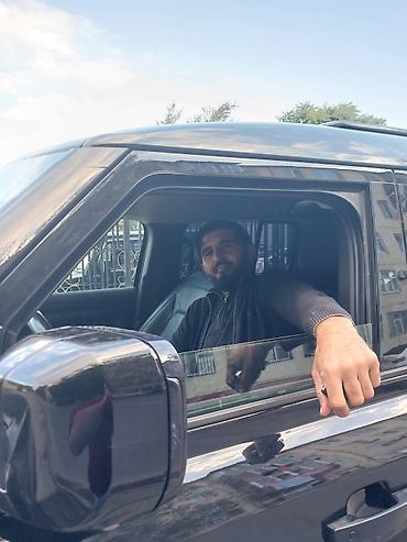 kamaz kardan: Qara rəngli iri ölçülü SUV avtomobili - Kuzov: iri həcmli, qara rəng — 1