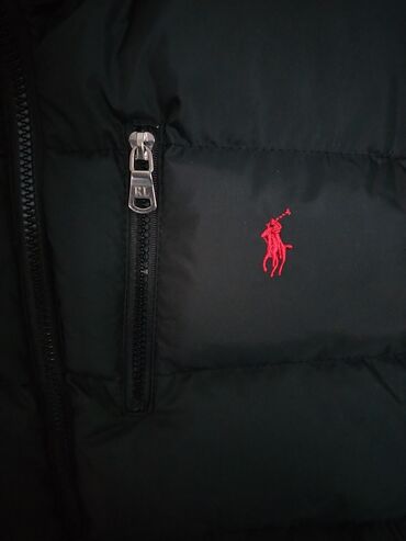 Prsluci: Muški pufnast prsluk bez rukava, crne boje. Detalji: - Visoki kragn i — 2