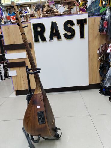 Akustik gitaralar: Saz, ekvalayzerli RAST musiqi alətləri mağazasının ünvanları; 1)