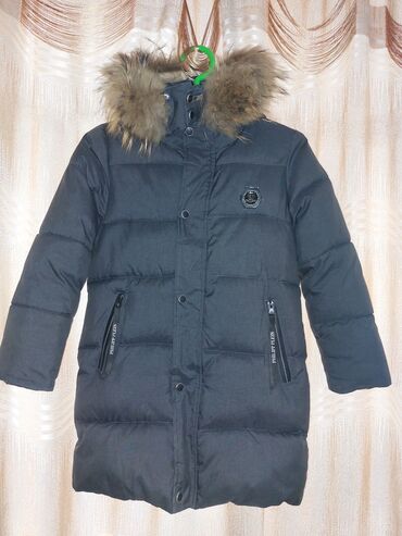зимняя детская куртка для мальчика: Зимняя куртка на мальчика 9-10 лет, на капюшоне натуральный мех