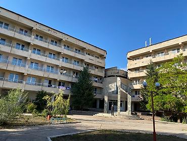 Иссык-Куль 2026: Коттедж, барн хаус ЦО Рахат, Кара-Ой (Долинка), Охраняемая территория, Парковка, стоянка — 5