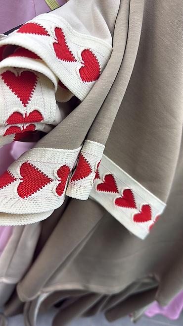 Kompleti: ❤️Dvodelniženski komplet – bluza i široke pantalone sa srcima ✅3300 — 23