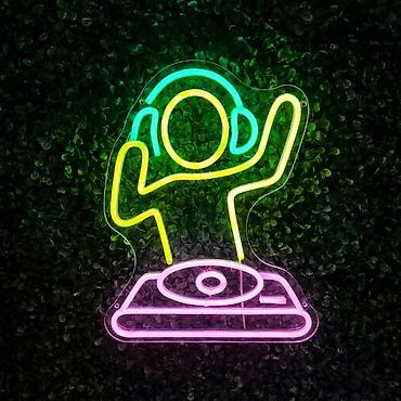 неоны: Неоновая LED-вывеска «DJ за пультом» - Яркая контурная фигура диджея — 1