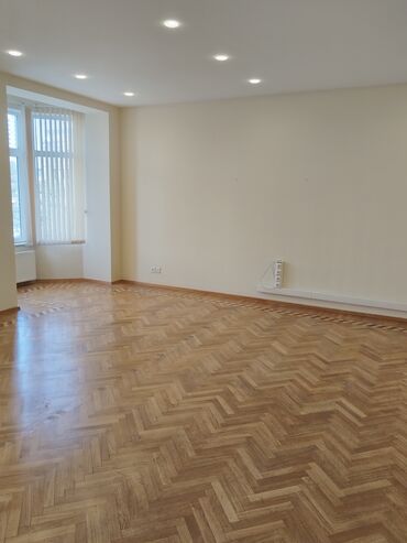 Ofislər: Elmlər metrosunun yaxınlığında yerləşən 160 kv.m sahəsi olan 6 otaqlı — 15