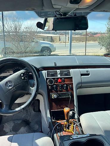 mercedes 180 b: Mercedes-Benz E-Class sedan (W210), gümüş rəng. Əsas xüsusiyyətlər: - — 5