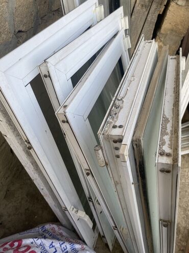 pencere sekilleri: Ağ rəngli PVC pəncərə çərçivələri, müxtəlif ölçülərdə və formalarda