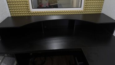 купить угловой компьютерный стол: Угловой письменный стол черного цвета с матовой поверхностью. Оснащен