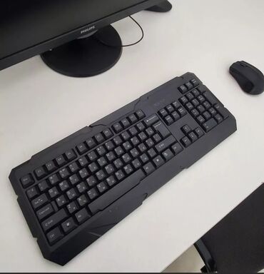 купить клавиатуру и мышку для телефона: Продаётся Bluetooth клавиатура с мышкой Работают через одну пимпочку