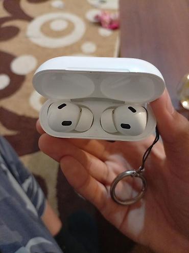 Audio: Apple AirPods Pro simsiz qulaqcıqları, ağ rəngdə, şarj qutusu ilə — 2