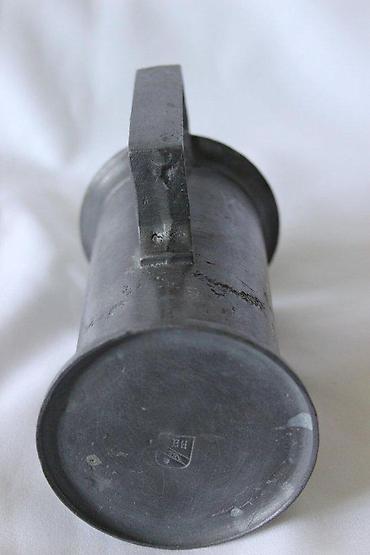 Staro posuđe i escajg: STARA LIVENA KRIGLA SA ŽIGOM | Stara masivna livena krigla sa žigom — 4